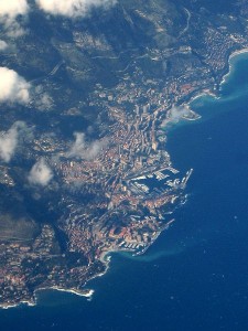 luchtfoto van Monaco aan zee