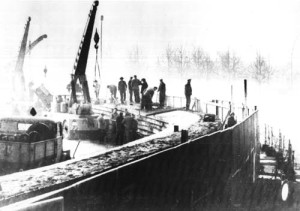 zwart/wit foto van de bouw van de Berlijnse muur